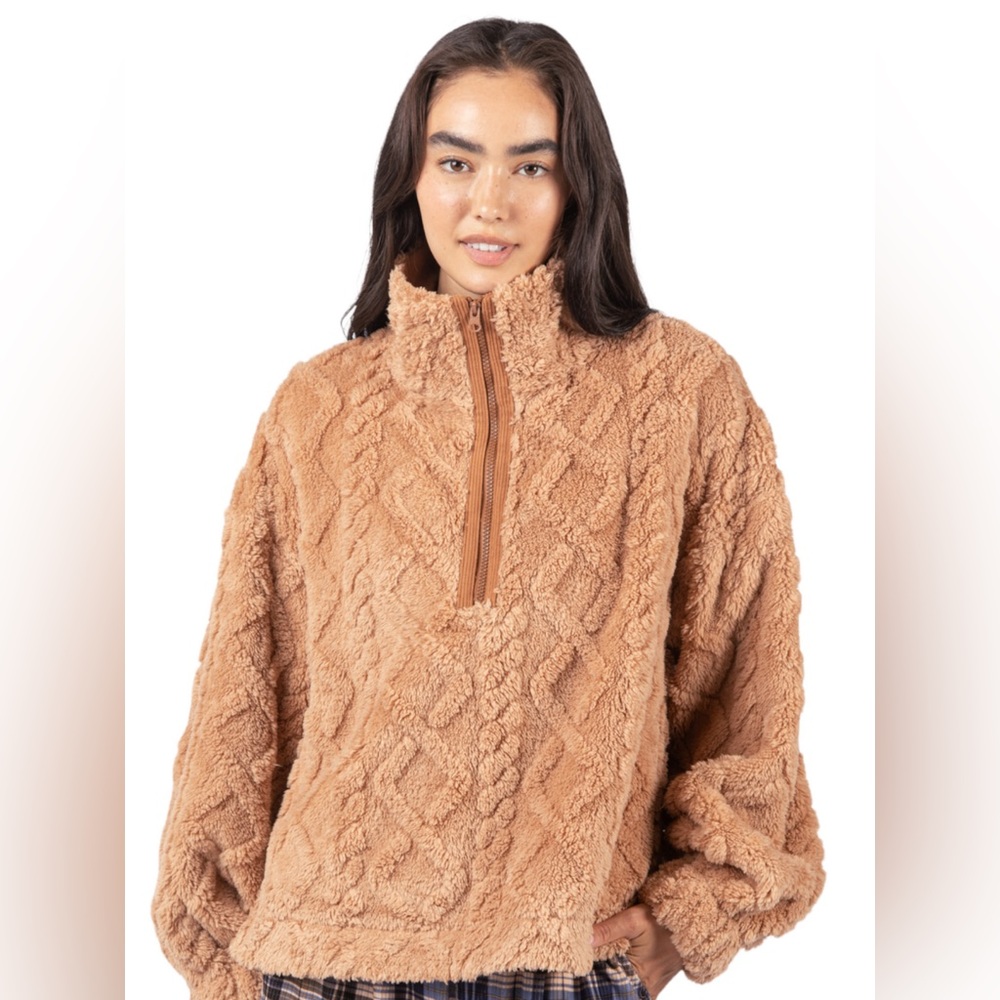 560. Fleece Cable Pattern Sweater in Camel